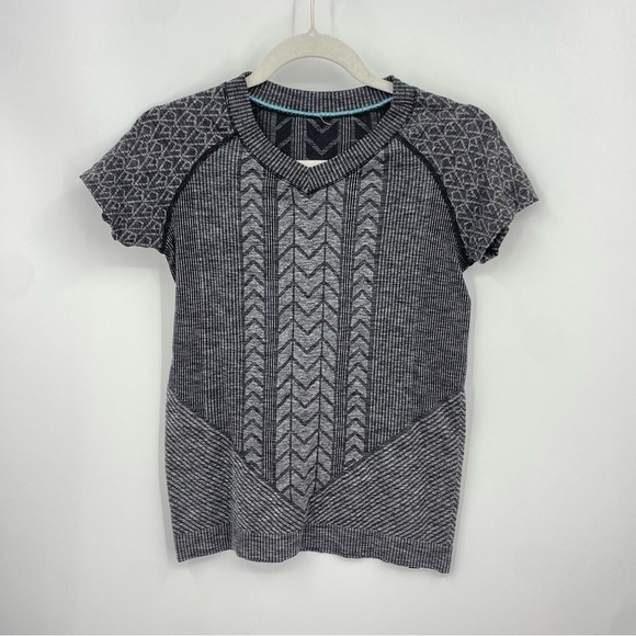IVIVVA by LULULEMON Glacier Air short Sleeve Activewear Top, Girls 12 gray black - Picture 1 of 6